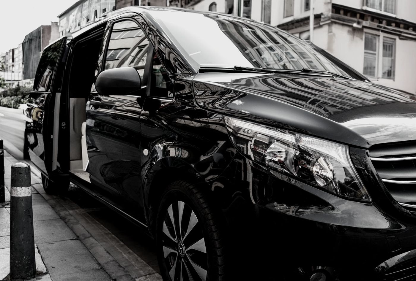 Mercedes-Benz Classe V nera con la porta laterale aperta